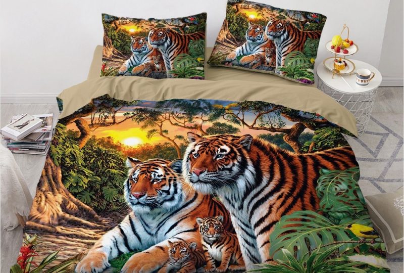 Parure de lit famille tigre. Bonne qualité, confortable et à la mode sur un lit dans une maison
