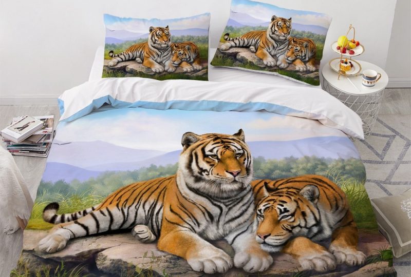 Parure de lit couple tigre roux. Bonne qualité, confortable et à la mode sur un lit dans une maison