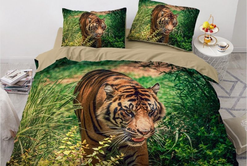 Parure de lit tigre roux marchant. Bonne qualité, confortable et à la mode sur un lit dans une maison