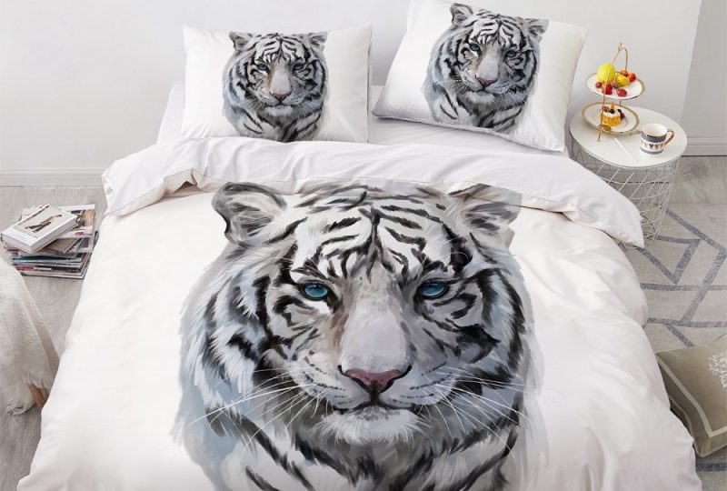 Parure de lit blanche tête de tigre. Bonne qualité, confortable et à la mode sur un lit dans une maison