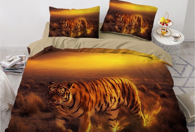 Parure de lit tigre coucher de soleil. Bonne qualité, confortable et à la mode sur un lit dans une maison
