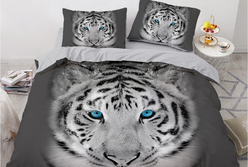 Parure de lit Tigre blanc avec des yeux bleus. Bonne qualité, confortable et à la mode sur un lit dans une maison