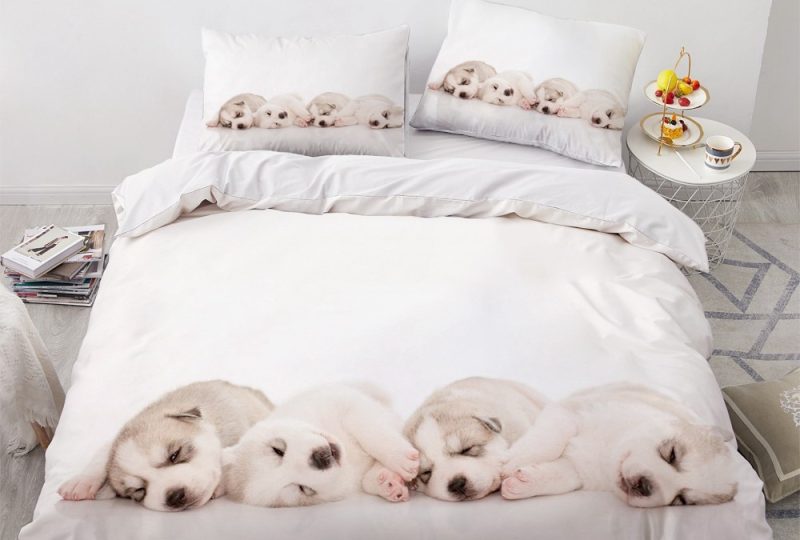 Parure de lit 4 chiots. Bonne qualité, confortable et à la mode sur un lit dans une maison