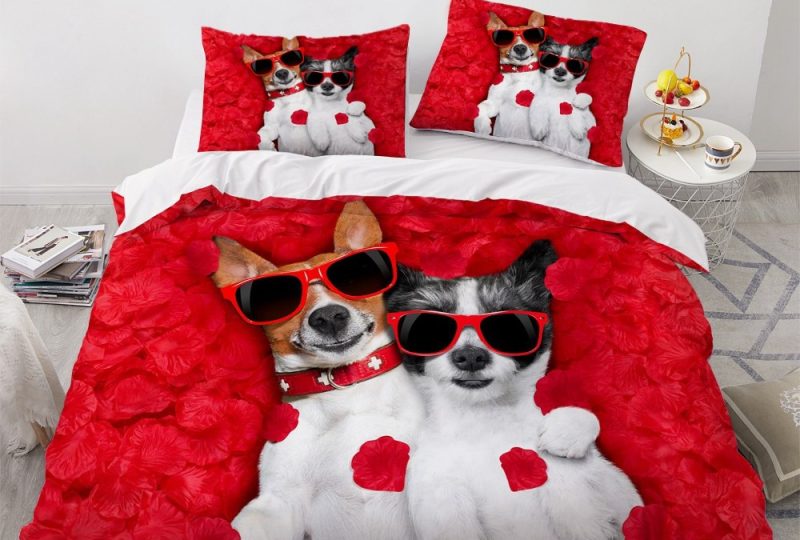 Parure de lit rouge motif chien avec des lunettes. Bonne qualité, confortable et à la mode sur un lit dans une maison