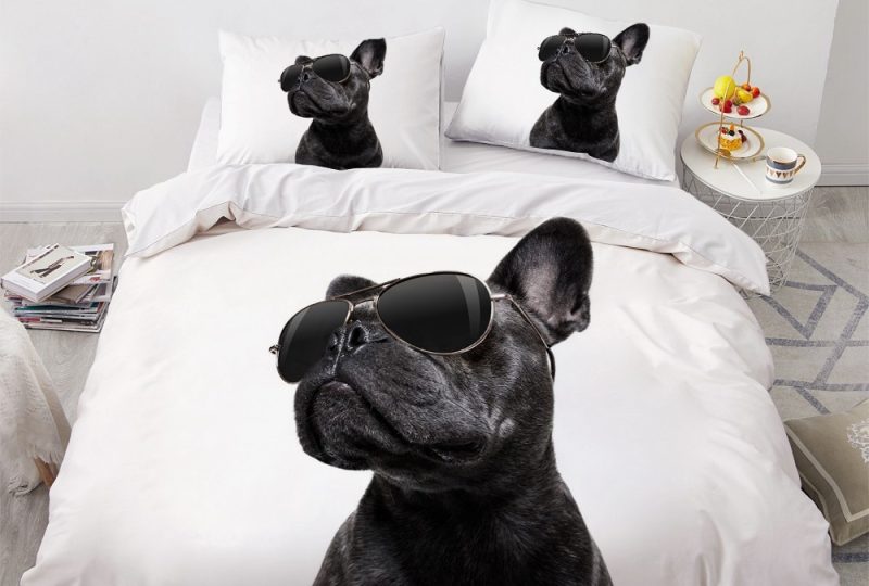 Parure de lit chien cane corso avec lunettes. Bonne qualité, confortable et à la mode sur un lit dans une maison