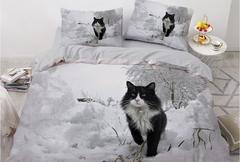 Parure de lit chat noir sur la neige. Bonne qualité, confortable et à la mode sur un lit dans une maison