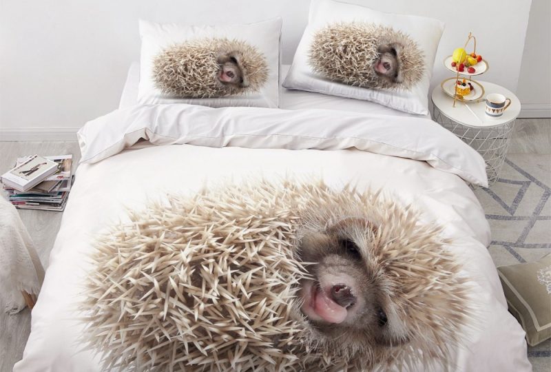 Parure de lit petit hérisson. Bonne qualité, confortable et à la mode sur un lit dans une maison