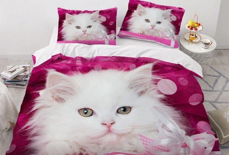 Parure de lit rose motif chat. Bonne qualité, confortable et à la mode sur un lit dans une maison