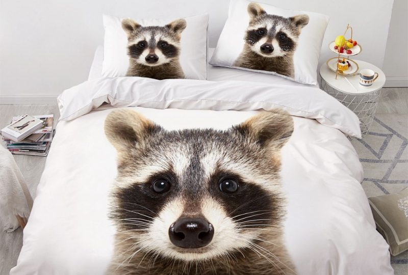 Parure de lit raton laveur. Bonne qualité, confortable et à la mode sur un lit dans une maison