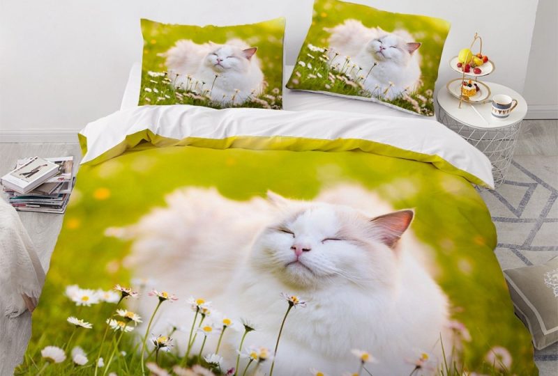 Parure de lit prairie fleurie et chat. Bonne qualité, confortable et à la mode sur un lit dans une maison