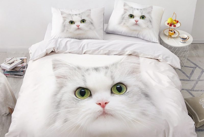 Parure de lit blanche motif chat. Bonne qualité, confortable et à la mode sur un lit dans une maison