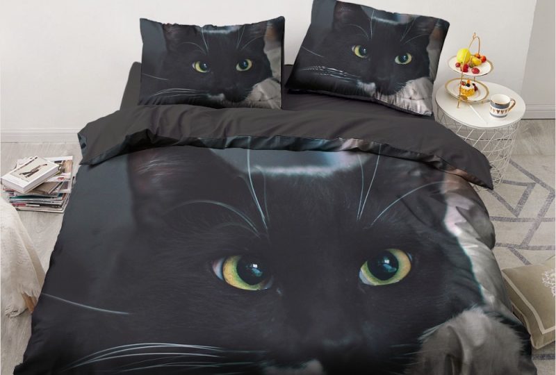 Parure de lit chat noir aux yeux jaunes. Bonne qualité, confortable et à la mode sur un lit dans une maison