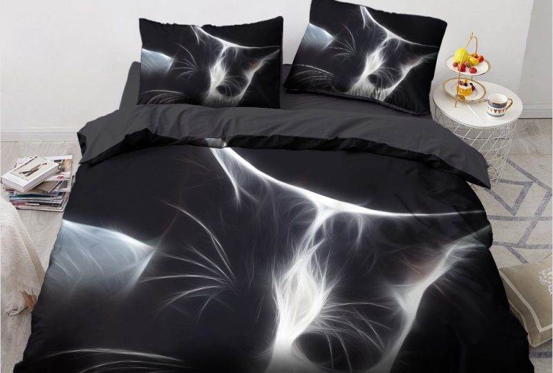 Parure de lit noir motif chat. Bonne qualité, confortable et à la mode sur un lit dans une maison
