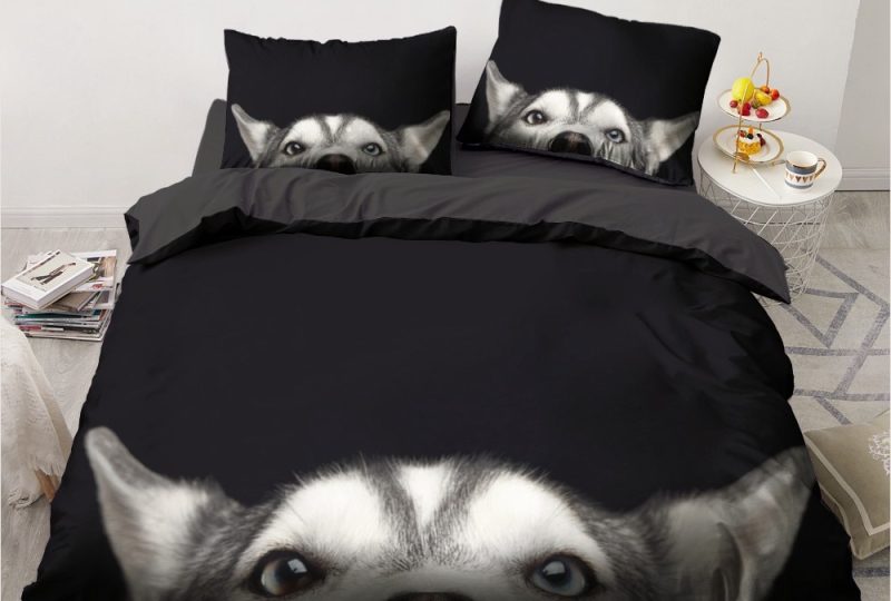 Parure de lit noire motif chien. Bonne qualité, confortable et à la mode sur un lit dans une maison