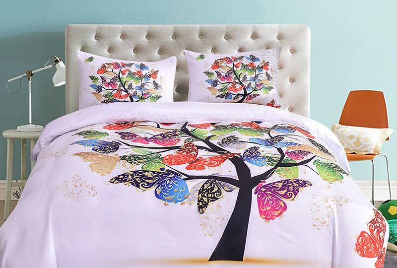 Parure de lit blanche motif arbre de papillons. Bonne qualité, confortable et à la mode sur un lit dans une maison