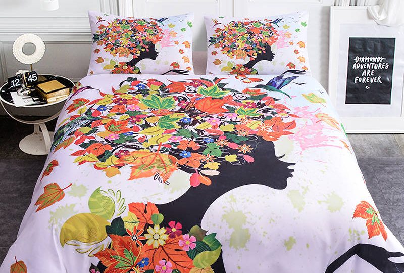 44414-1a16d0.jpg Parure de lit blanche avec motif floral coloré. Bonne qualité, confortable et à la mode sur un lit dans une maison