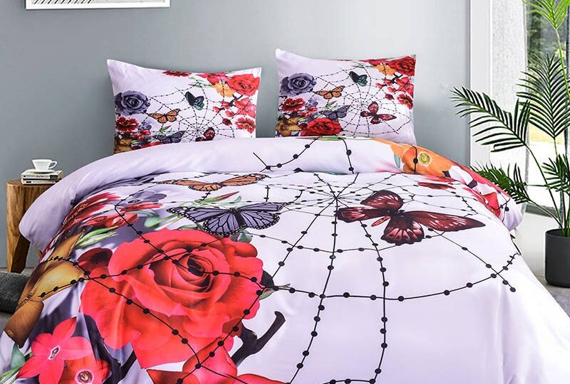 Parure de lit fleur et toile d'araignée. Bonne qualité, confortable et à la mode sur un lit dans une maison