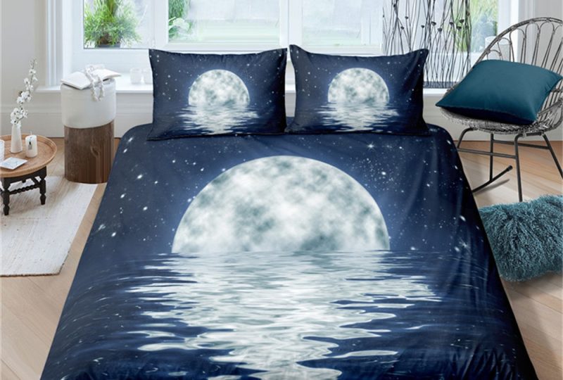 Parure de lit océan et pleine lune. Bonne qualité, confortable et à la mode sur un lit dans une maison