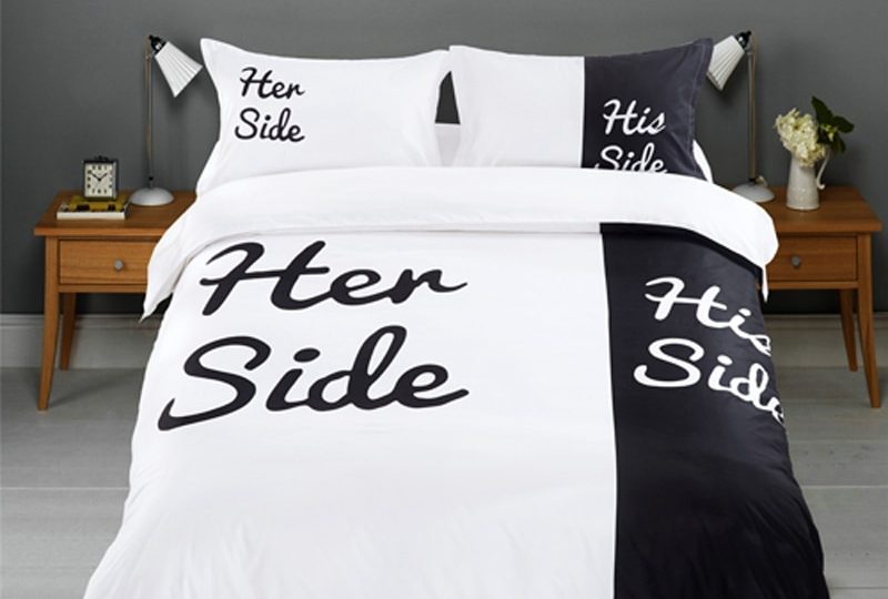 Parure de lit Her Side His Side. Bonne qualité, confortable et à la mode sur un lit dans une maison