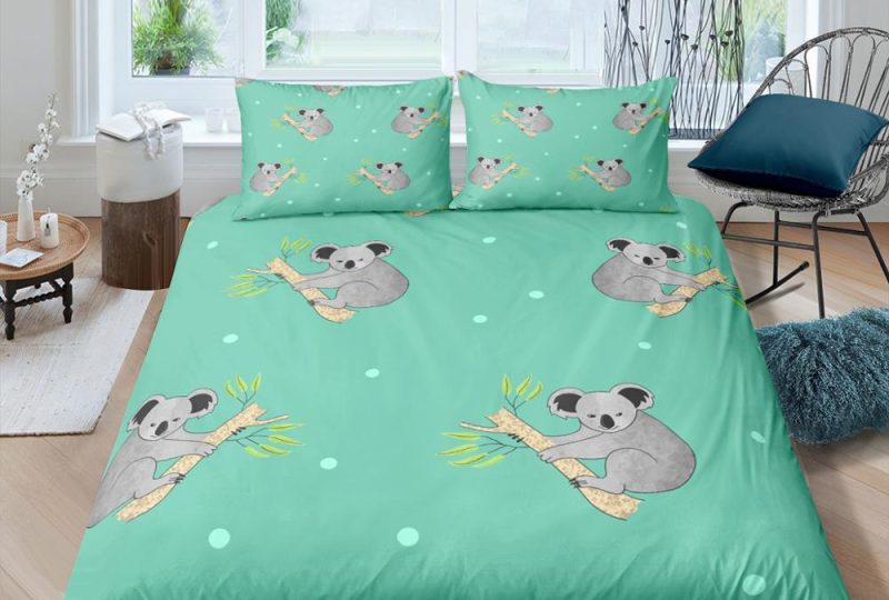 Parure de lit verte motif koala. Bonne qualité, confortable et à la mode sur un lit dans une maison