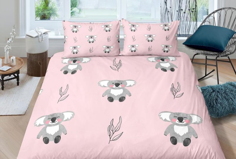 Parure de lit koala qui s'assoit. Bonne qualité, confortable et à la mode sur un lit dans une maison