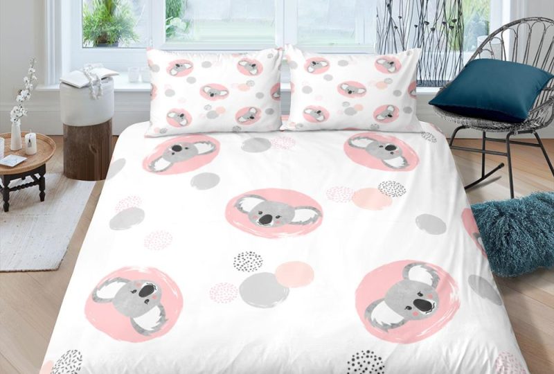 Parure de lit tête de koala. Bonne qualité, à la mode sur un lit dans une maison
