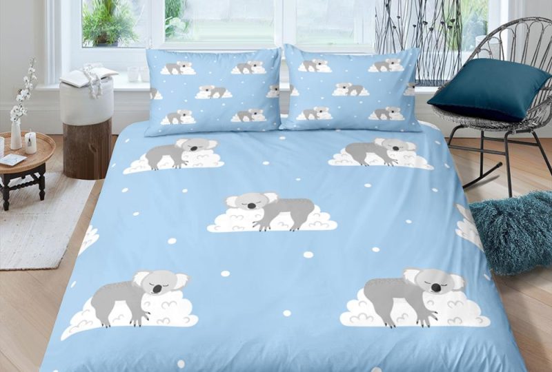Parure de lit bleu koala sur le nuage. Bonne qualité et à la mode sur un lit dans une maison