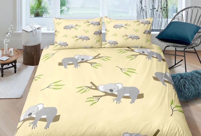 44694-a664b7.jpg Parure de lit jaune motif koala qui dort. Bonne qualité, confortable et à la mode sur un lit dans une maison