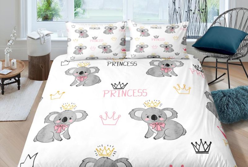 Parure de lit jaune motif koala qui dort. Bonne qualité, confortable et à la mode sur un lit dans une maison
