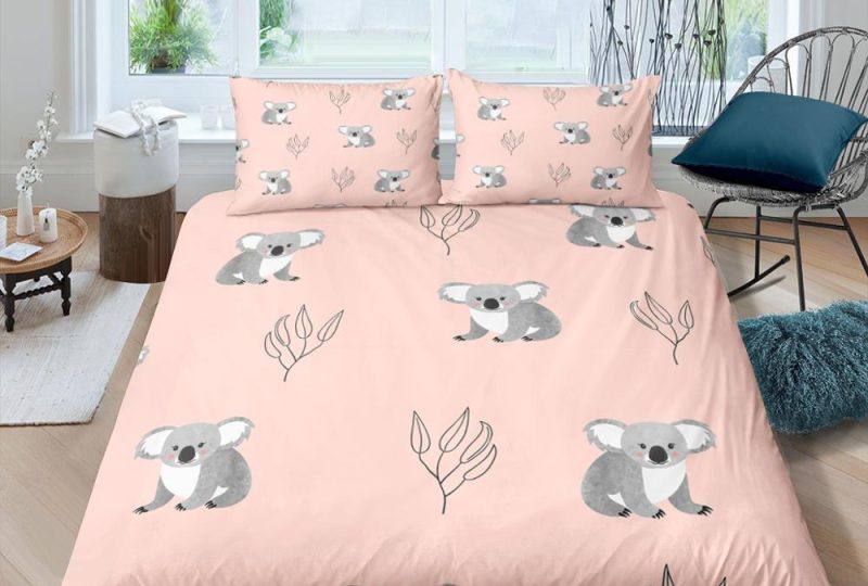 Parure de lit rose motif koala. Bonne qualité, confortable et à la mode sur un lit dans une maison