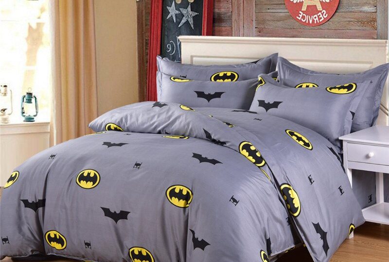 44884-7dd586.jpg Parure de lit grise motif Batman. Bonne qualité, confortable et à la mode sur un lit dans une maison