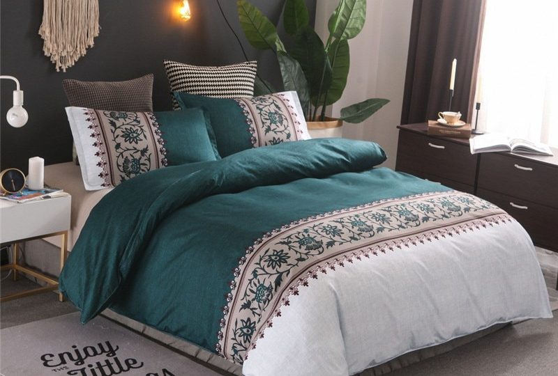 Parure de lit carreaux rouge rose. Bonne qualité, confortable et à la mode sur un lit dans une maison