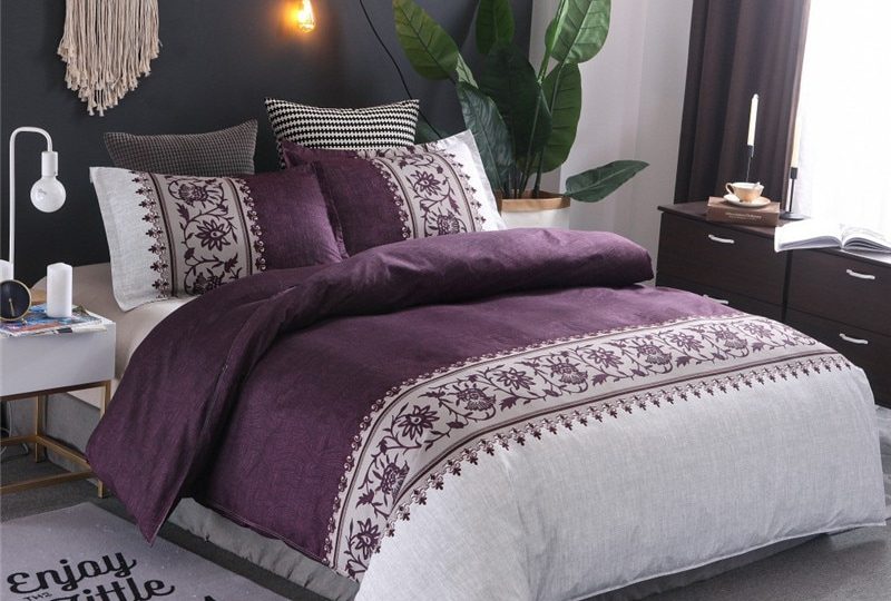 Parure de lit bordeaux motif fleuri en jacquard. Bonne qualité, confortable et à la mode sur un lit dans une maison