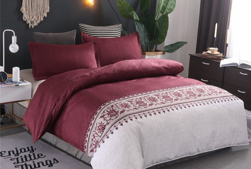Parure de lit grenat motif fleuri en jacquard. Bonne qualité, confortable et à la mode sur un lit dans une maison