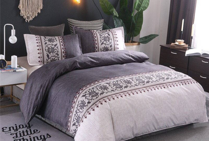 Parure de lit ardoisé avec motif fleuri en jacquard. Bonne qualité, confortable et à la mode sur un lit dans une maison
