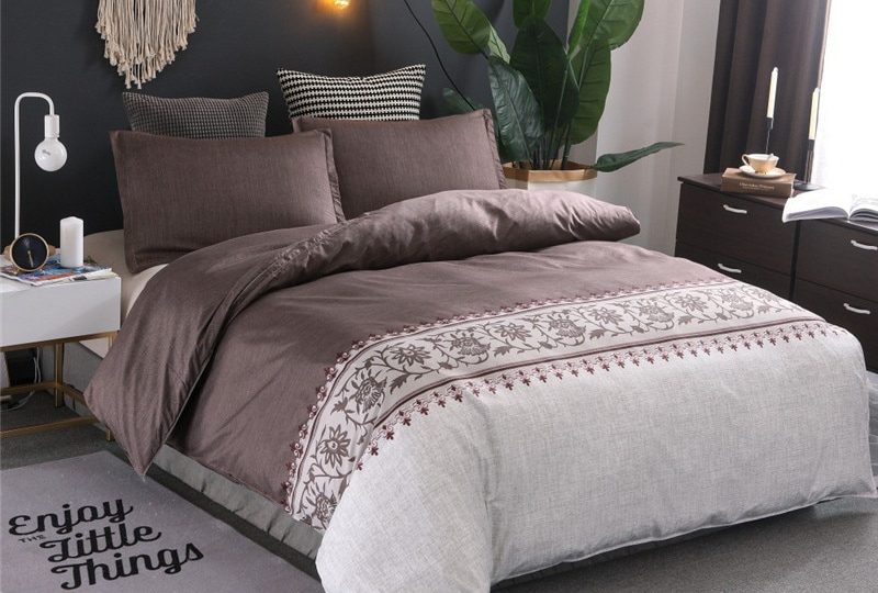 44988-c0891e.jpg Parure de lit marron motif fleuri en jacquard. Bonne qualité, confortable et à la mode sur un lit dans une maison