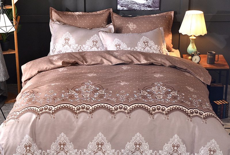 Parure de lit marron dentelle florale. Bonne qualité, confortable et à la mode sur un lit dans une maison