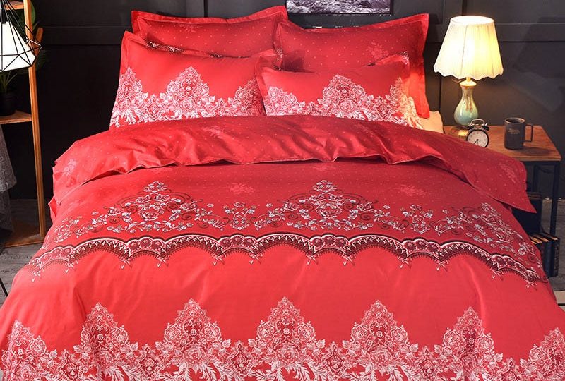 Parure de lit rouge dentelle florale. Bonne qualité, confortable et à la mode sur un lit dans une maison