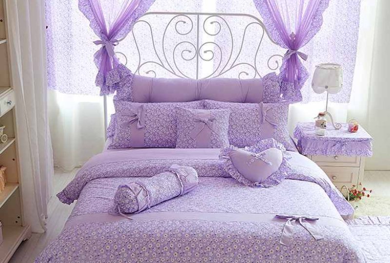 Parure de lit violette motif nœud. Bonne qualité, confortable et à la mode sur un lit dans une maison