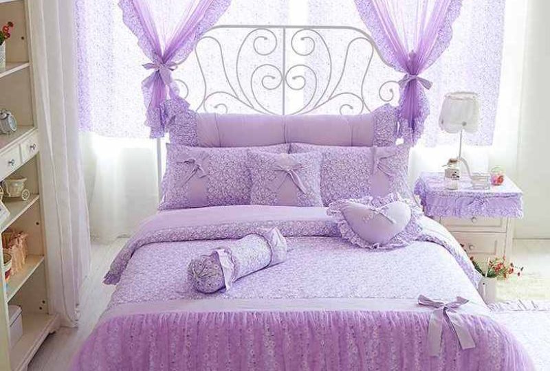 Parure de lit violette avec dentelle motif nœud. Bonne qualité, confortable et à la mode sur un lit dans une maison