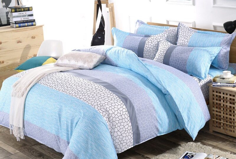 Parure de lit rayures gris bleu blanc. Bonne qualité, confortable et à la mode sur un lit dans une maison