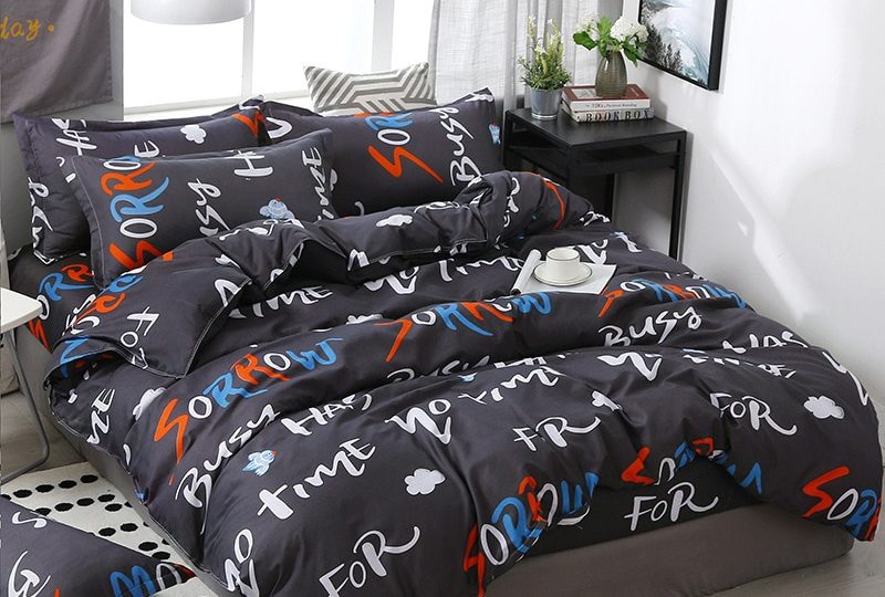 Parure de lit grise tendance. Bonne qualité, confortable et à la mode sur un lit dans une maison