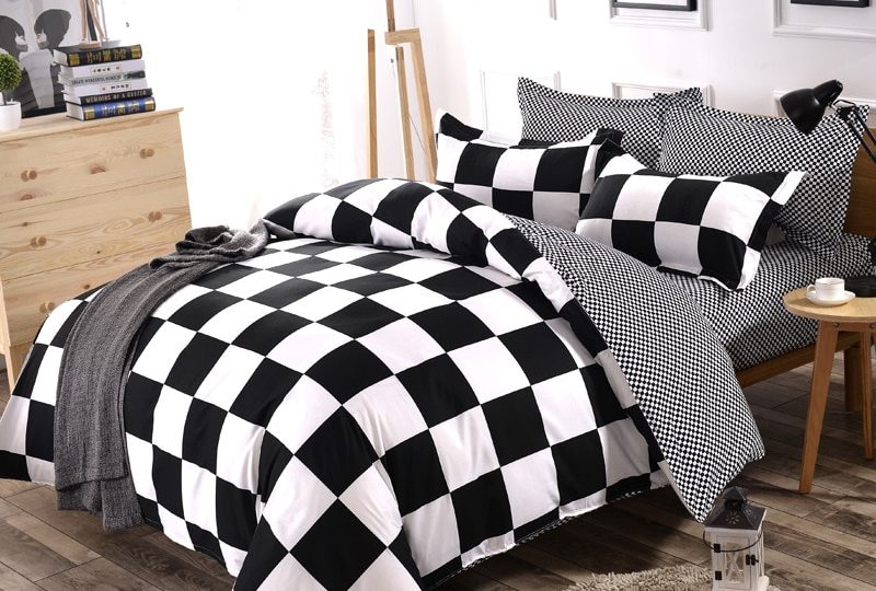 Parure de lit carreaux noir et blanc. Bonne qualité, confortable et à la mode sur un lit dans une maison