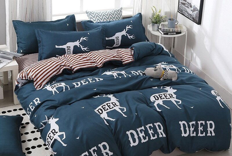 45271-e5b8d5.jpg Parure de lit bleu canard imprimé cerf. Bonne qualité, confortable et à la mode sur un lit dans une maison