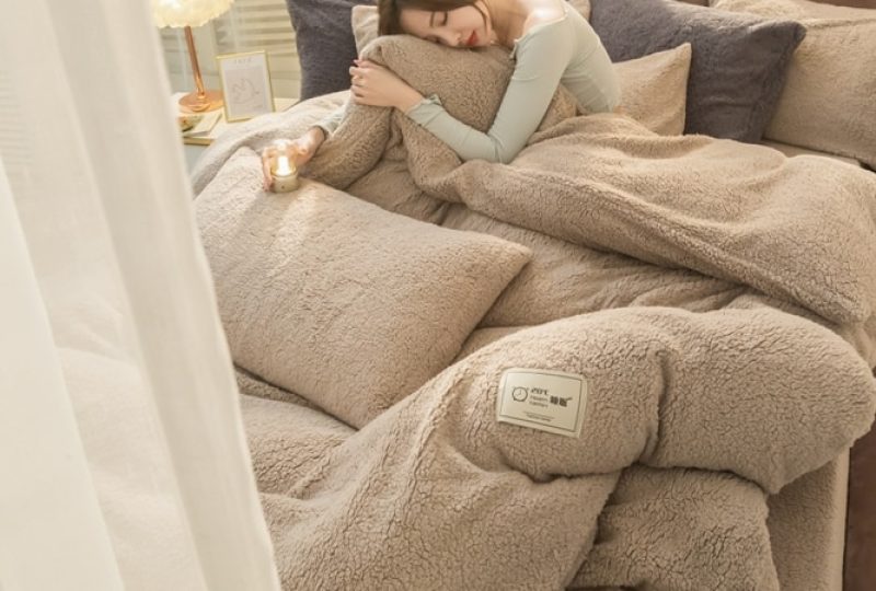 Parure de lit marron effet fourrure. Bonne qualité, confortable et à la mode sur un lit dans une maison