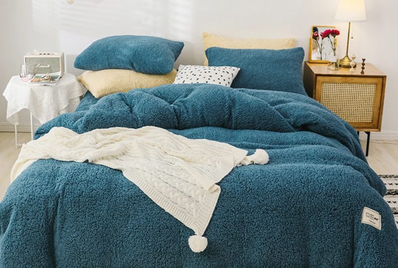 Parure de lit bleu nuit effet fourrure. Bonne qualité, confortable et à la mode sur un lit dans une maison