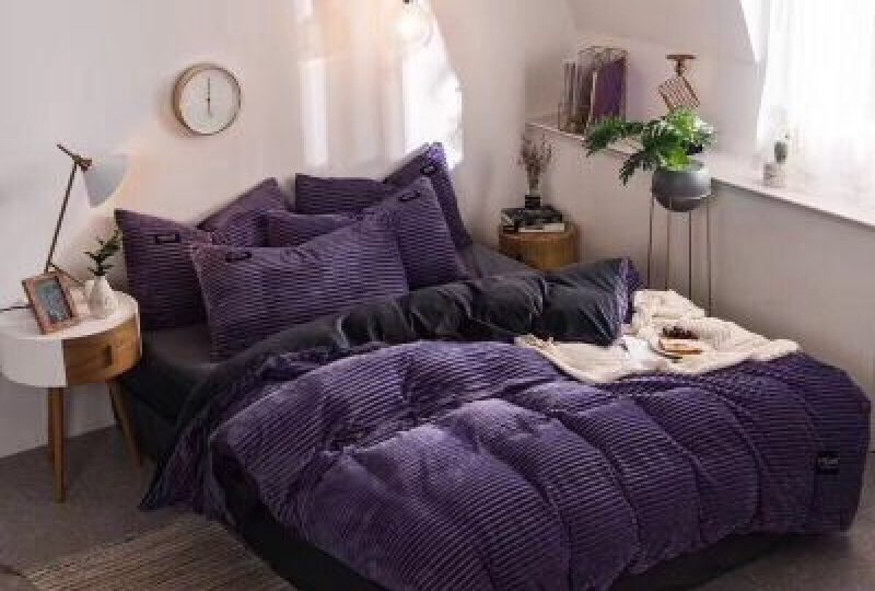 Parure de lit unie violette en flanelle. Bonne qualité, confortable et à la mode sur un lit dans une maison
