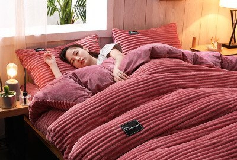 Parure de lit unie rose cerise en flanelle. Bonne qualité, confortable sur un lit dans une maison