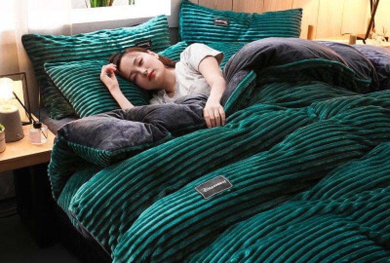 Parure de lit unie verte en flanelle. Bonne qualité, confortable et à la mode sur un lit dans une maison