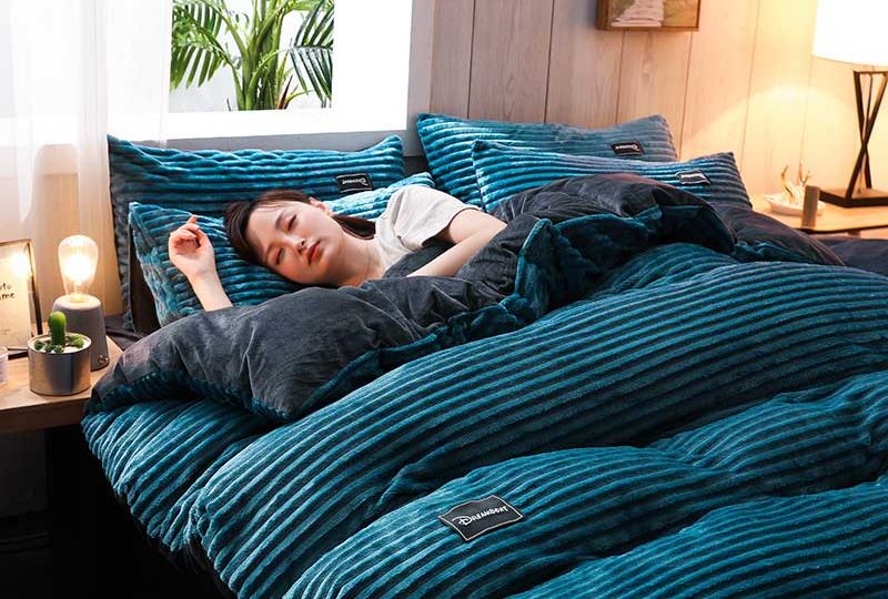 Parure de lit unie bleue en flanelle. Bonne qualité, confortable et à la mode sur un lit dans une maison